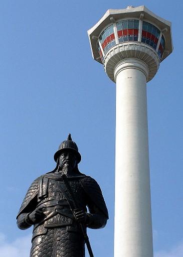 この街のシンボルのように競い合いう銅像と118メートルの釜山タワーは必見です！