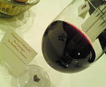 ロッテホテル内の300種類ものワインを取りそろえるレストラン＆バー