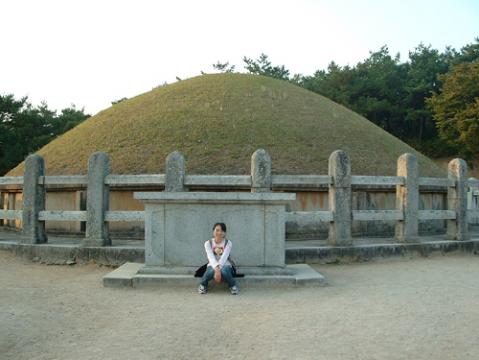 三国を統一した新羅の将軍、キム・ユシン将軍の眠る墓