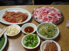 韓国の焼肉を堪能する