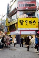 「王トンカツ」と書かれた看板の前を左に曲が
