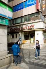 クラウンベーカリーとファミリーマートの間の