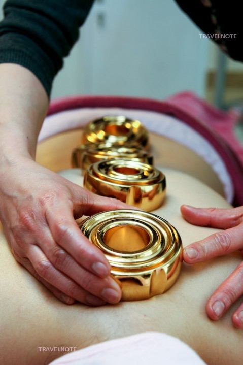 使用純金 採取黃金療法，讓身體從內開始變美