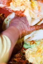 白菜の間に薬味を一枚一枚に塗っていきます。