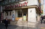CROWN BAKERYのお店の手前を曲がります。
