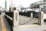地下鉄明洞駅⑨番出口を出て直進します。