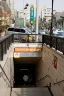 ｣地下鉄⑥号線イテウォン駅①番出口を出て50m
