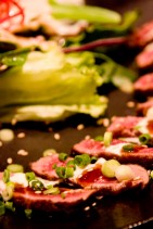 牛肉のたたきサラダ : 日本の居酒屋のようなメニューが揃っています。