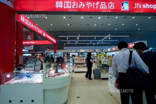 金浦国際空港内にある、国内最大のお土産品店｢JN shopping｣