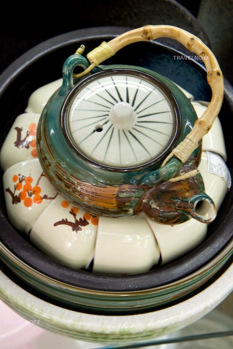 韓国の家庭で使うキムチ入れやチゲ鍋、茶器などが揃う家庭用品ショップ