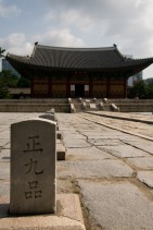 王の臣下たちが集まった広場