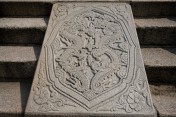皇帝の象徴、龍が刻まれた石碑