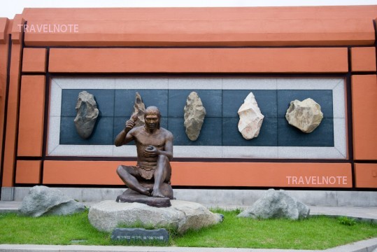 韓国先史時代の人々の暮らしや道具などの発掘遺物が学べる場｢石壮里博物館｣