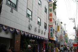 釜山为代表的旅游胜地之一的国际市场附近的超低价酒店。