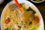 ピーナッツソースをかけてこうしてまぜて食べ