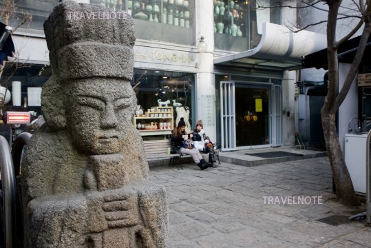 ギャラリーとショップの二つの顔を持った仁寺洞通りの大きなビル｢通仁カゲ｣