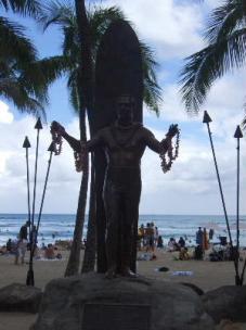 サーフィンの神様でありハワイのヒーローであるデューク・カハナモクの像