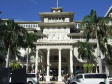 モダンな造りで知られるハワイで最も歴史を持つ伝統ホテル「モアナ サーフライダー」