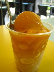 暑いシンガポールで食べるアイスカチャンは冰館のマンゴー味
