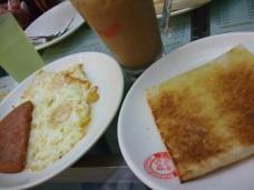 香港流！トーストにミルクティーの朝ごはん