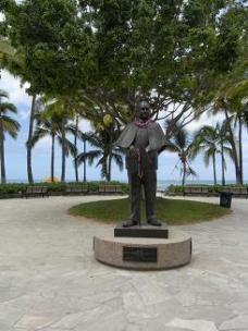 クヒオビーチとカラカウア通りにあるカウアイ島最後の王ピイコイの息子プリンス・クヒオ像
