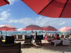 ロイヤル・ハワイアンホテル内にある有名なビーチサイドのピンクなレストラン