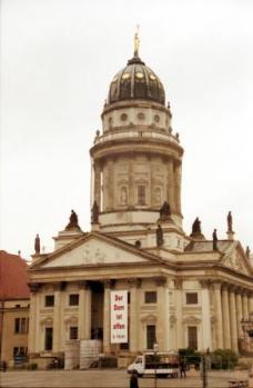 2つの良く似た双子教会で知られるベルリンで一番美しい広場