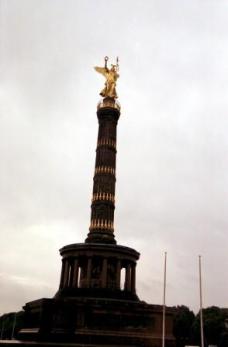 金色の勝利の女神が立つ高さ67メートルの石造の塔