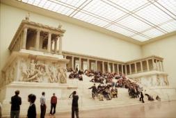 古代ギリシアヤやローマ等の美術品が展示された遺跡沢山の博物館