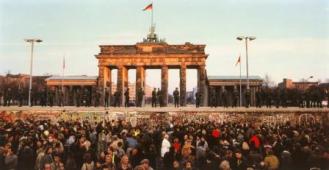 ベルリンの壁の象徴だった観光客が最も集まるブランデンブルク門