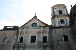 ここは世界遺産に指定されている1606年にできたフィリピン最古の石造り教会