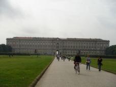 ベルサイユ宮殿を参考にした広大な敷地に建つ宮殿