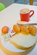 ナナレジデンス　朝食無料サービス（パン、ゆで卵、コーヒー）