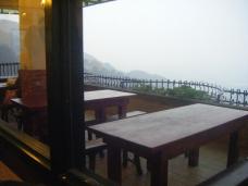 山と海を一望できる眺めの良いカフェレストラン。
