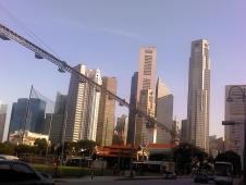 ラッフルズプレイスに位置するシンガポールで一番高いビルのひとつ