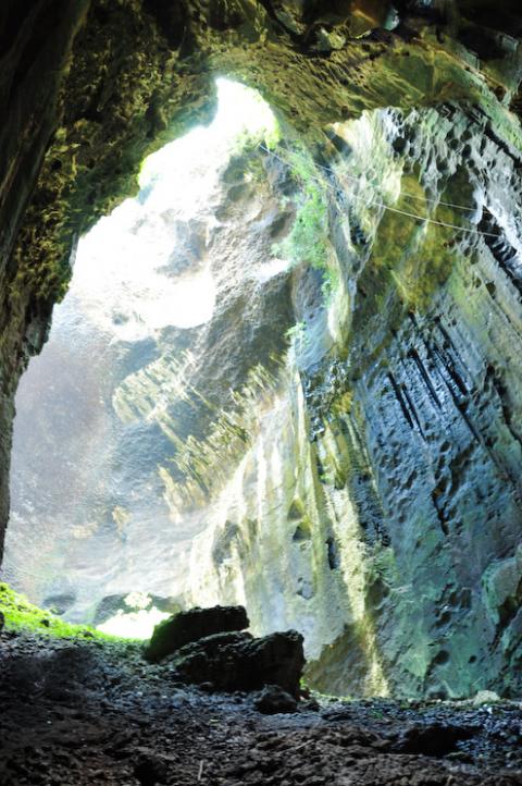 ゴマントン洞窟 Gomantong Cave マレーシアの観光 ユートラベルノート