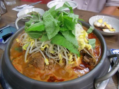 骨付き豚肉とジャガイモがたっぷり入った韓国式鍋