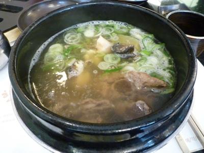 骨付きの牛肉をじっくり煮込んだ贅沢なスープ