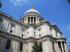 ロンドンの街のど真ん中に佇む「セント・ポール大聖堂」