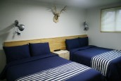 ベッドが2台あり、壁に鹿のオブジェがかかっている。