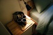 ベッドの横に電気ポットと、コーヒーカップが置いてある。