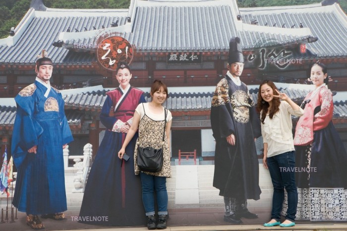 パネルの前で写真を撮る女性