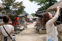 街の写真を撮る女性