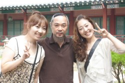 二人の女性の間に男性がいる。