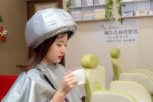 マシーンで頭を覆った女性。