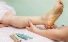 足をマッサージしている