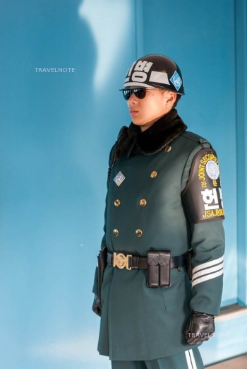軍人が立っている