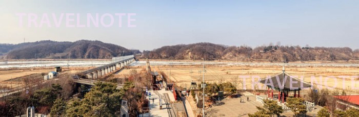 奥に橋と山が見える
