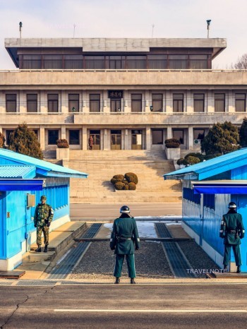 안쪽에 하얀 건물이 있으며, 앞으로 파란 건물이 두 개 줄 지어있다