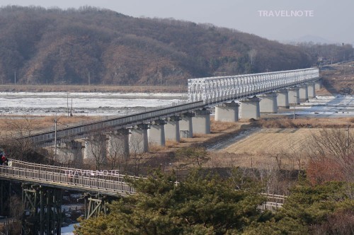 안쪽 다리와 산이 보인다